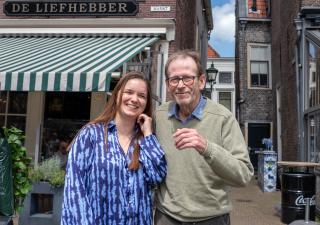 Laura en Jan-Hendrik staan voor hun favoriete café om af te spreken: Café De Liefhebber